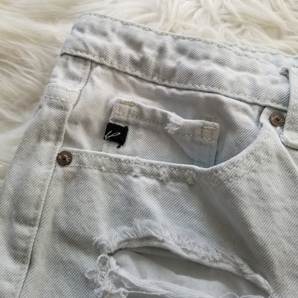 KanCan Light Wash Distressed Denim Shorts Large - Picture 3 of 13